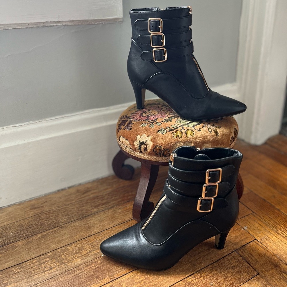 •IDIFU 3 buckle strap pointed toe boots• Size 9